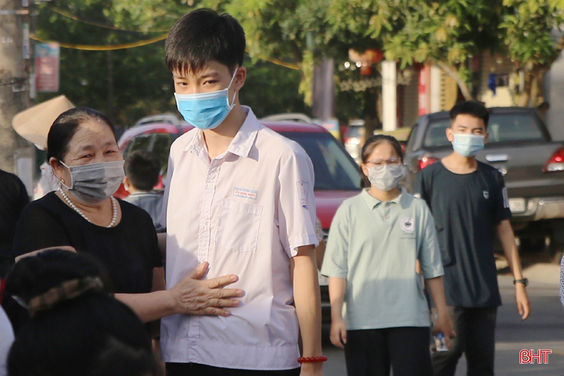 Sáng nay, 360 thí sinh làm bài Ngữ văn và Toán kỳ thi vào lớp 10 THPT Chuyên Hà Tĩnh