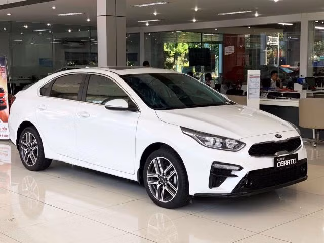 Hàng loạt xe ô tô giảm giá sâu: Đón bản mới và ế ẩm kích cầu