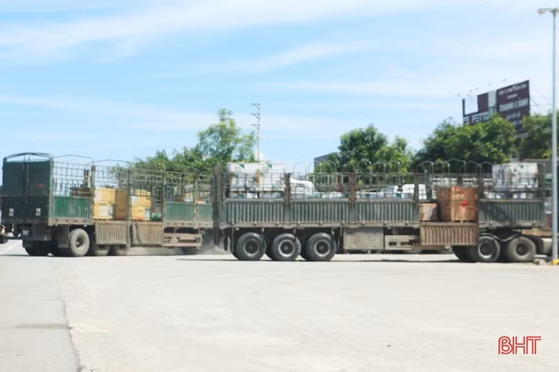 Cảnh báo nguy cơ lây nhiễm COVID-19 từ lái xe container, xe tải đường dài đi qua Hà Tĩnh
