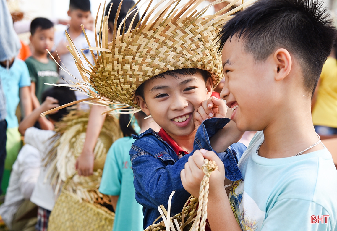 Trải nghiệm hè, bé “đổ bộ” mô hình trồng dưa lưới