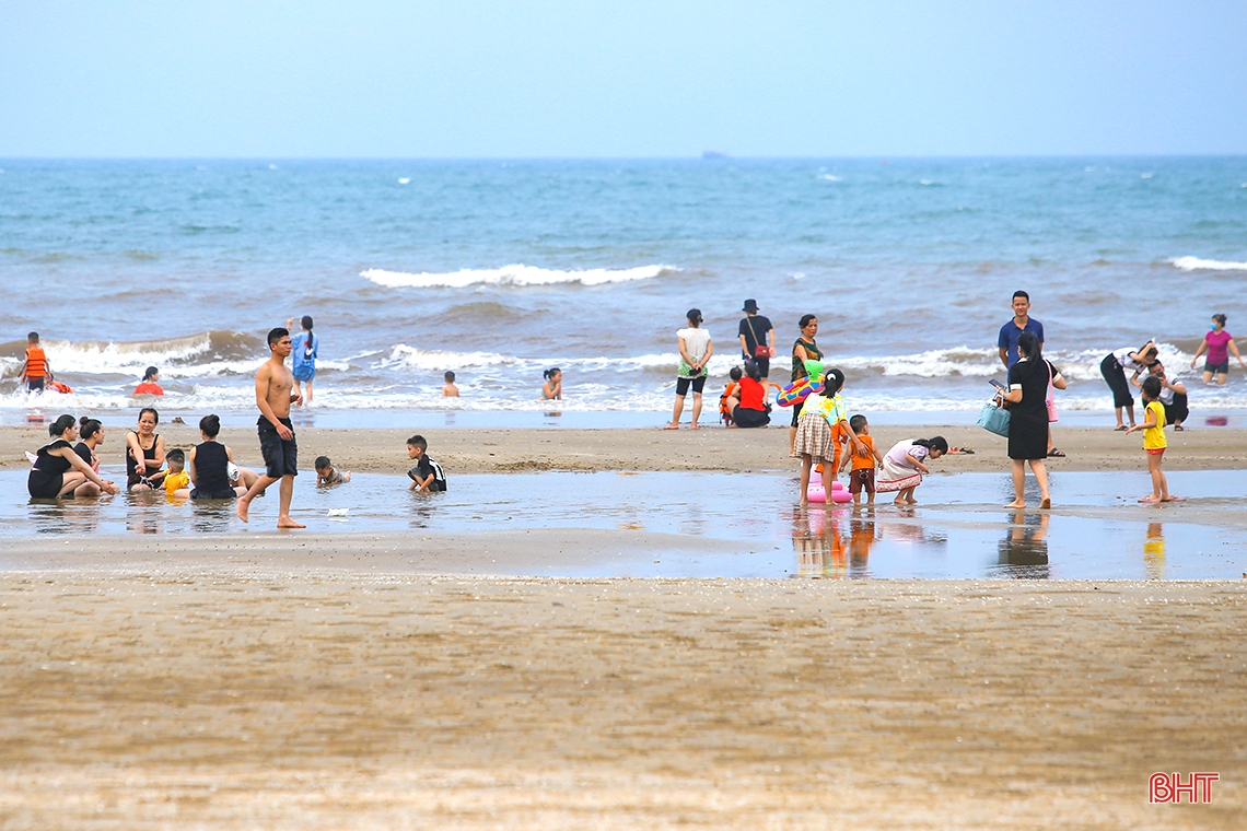 Biển Hà Tĩnh rộn ràng trước ngày chính hội