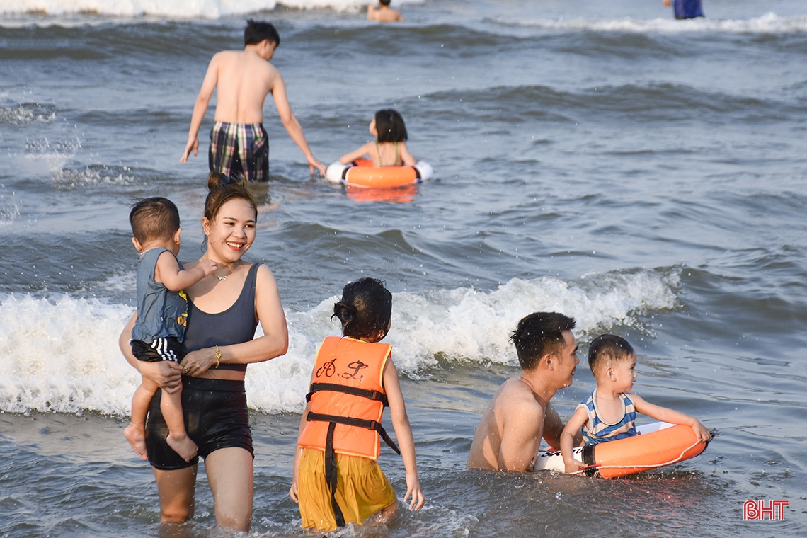 Biển Hà Tĩnh rộn ràng trước ngày chính hội