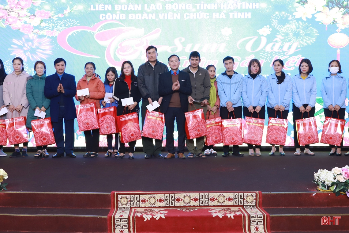 Lãnh đạo tỉnh chung vui “Tết sum vầy” cùng người lao động