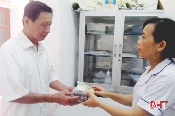 Khám, lập hồ sơ sức khỏe cho 500 người cao tuổi xã Hộ Độ