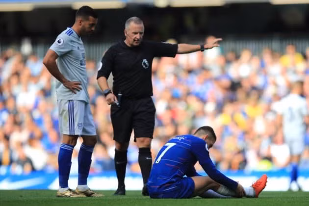 Đối thủ gào thét khi thế giới sụp đổ dưới chân thiên tài Hazard