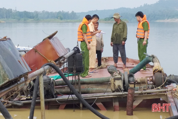 B­­ắt quả tang 3 sà lan hút “cát lậu” trên sông La