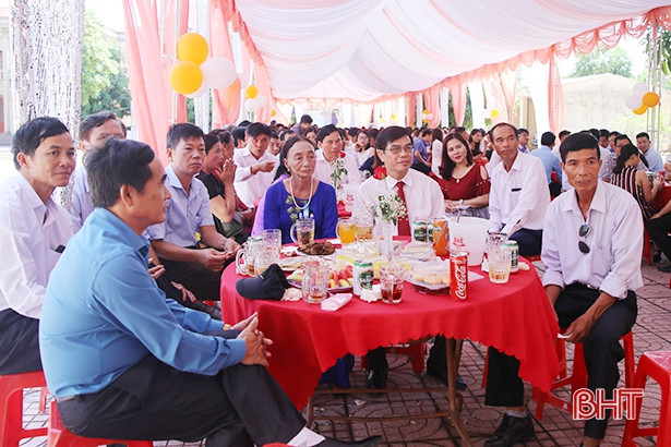 Cặp đôi cán bộ đoàn cưới “Văn minh tiết kiệm”