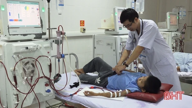 14 năm chạy thận, cậu bé 17 tuổi chỉ nặng hơn 20kg