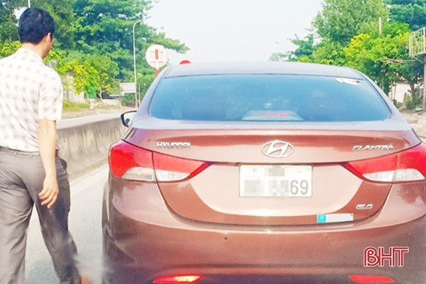 “Người điên” chặn xe xin tiền: Huyện Đức Thọ muốn cho cách ly lâu dài!