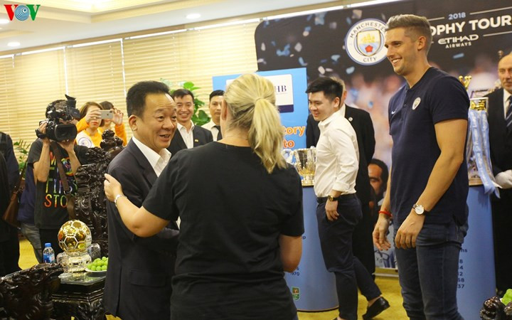 người dân hà nội đổ ra đường chiêm ngưỡng cúp bạc premier league hình 9 Chiêm ngưỡng cúp bạc Premier League tại Hà Nội