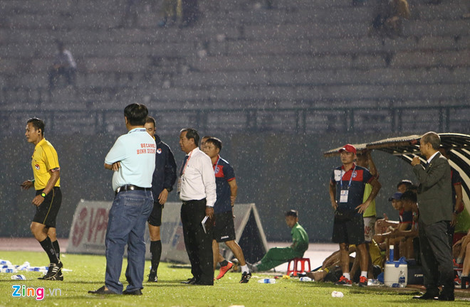 Trọng tài mắc sai lầm hy hữu, phải ‘bẻ còi’ ở V.League