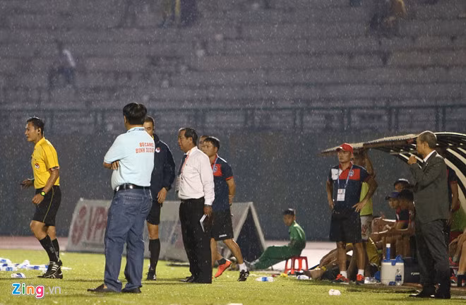 Trọng tài mắc sai lầm hy hữu, phải ‘bẻ còi’ ở V.League