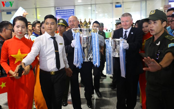 người dân hà nội đổ ra đường chiêm ngưỡng cúp bạc premier league hình 4 Chiêm ngưỡng cúp bạc Premier League tại Hà Nội