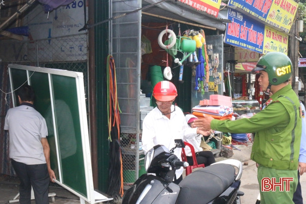 Ra quân “lấy lại” vỉa hè 4 tuyến đường xung quanh chợ Hà Tĩnh