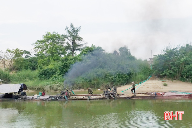 B­­ắt quả tang 3 sà lan hút “cát lậu” trên sông La