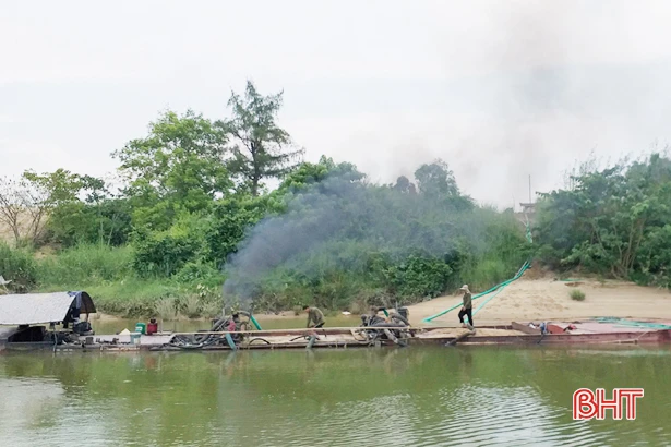 B­­ắt quả tang 3 sà lan hút “cát lậu” trên sông La