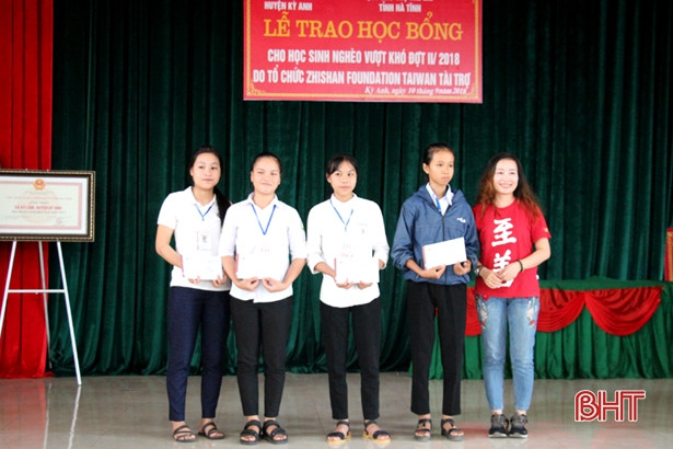 Trao 67 suất học bổng cho học sinh nghèo vượt khó ở Kỳ Anh