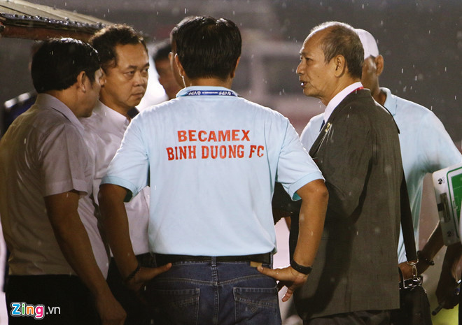 Trọng tài mắc sai lầm hy hữu, phải ‘bẻ còi’ ở V.League