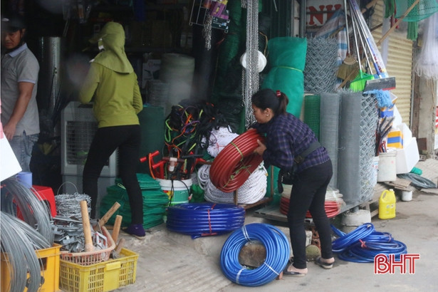 Ra quân “lấy lại” vỉa hè 4 tuyến đường xung quanh chợ Hà Tĩnh