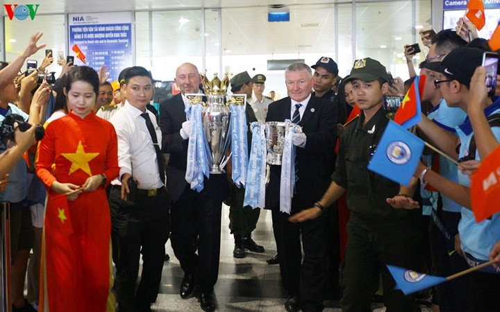 người dân hà nội đổ ra đường chiêm ngưỡng cúp bạc premier league hình 1 Chiêm ngưỡng cúp bạc Premier League tại Hà Nội