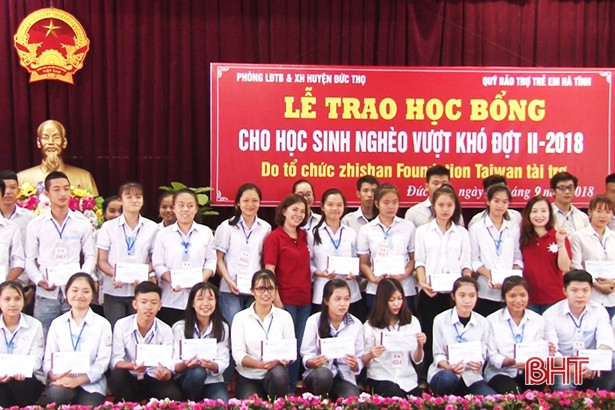 Trao học bổng cho 186 học sinh hoàn cảnh khó khăn