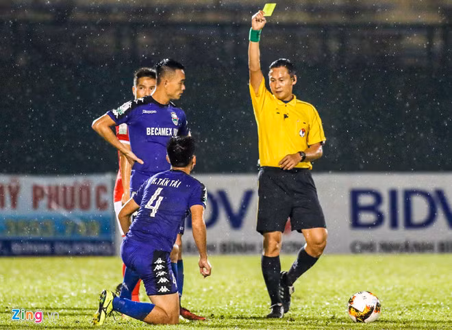 Trọng tài bóng đá Việt Nam - những “ông vua tưởng tượng”