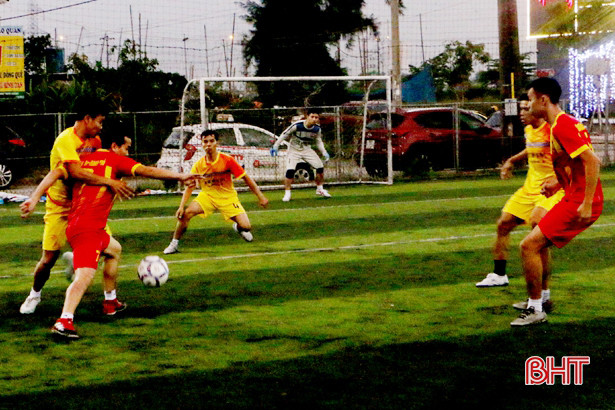 Khởi tranh Giải bóng đá phong trào tranh Cúp Hà Anh Gold