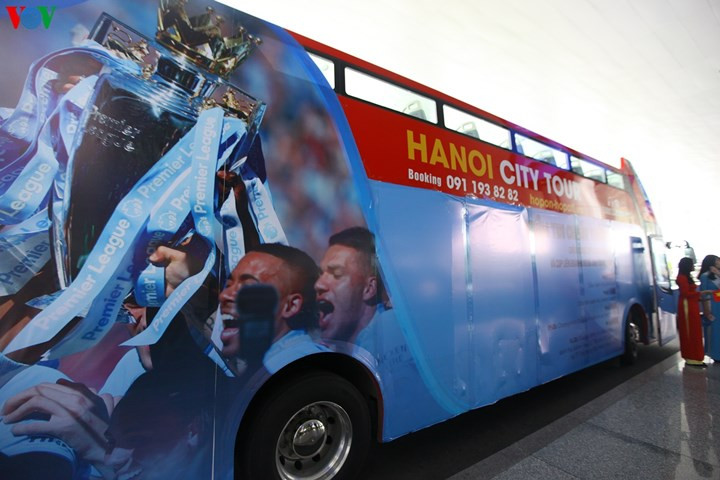 người dân hà nội đổ ra đường chiêm ngưỡng cúp bạc premier league hình 3 Chiêm ngưỡng cúp bạc Premier League tại Hà Nội