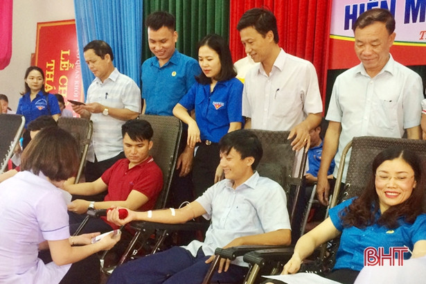 Cán bộ, viên chức, đoàn viên thanh niên TX Kỳ Anh hiến 187 đơn vị máu