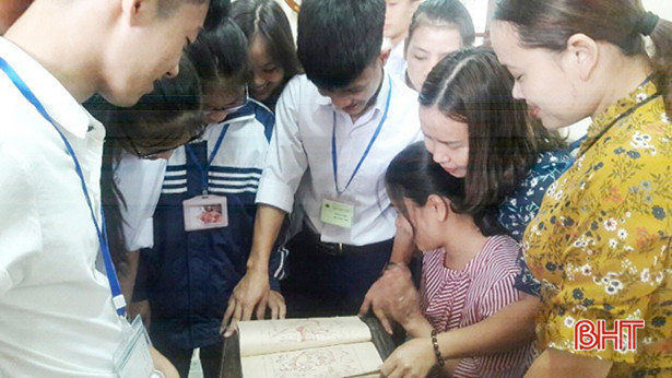 Học sinh Can Lộc tìm hiểu di sản Hoàng Hoa sứ trình đồ
