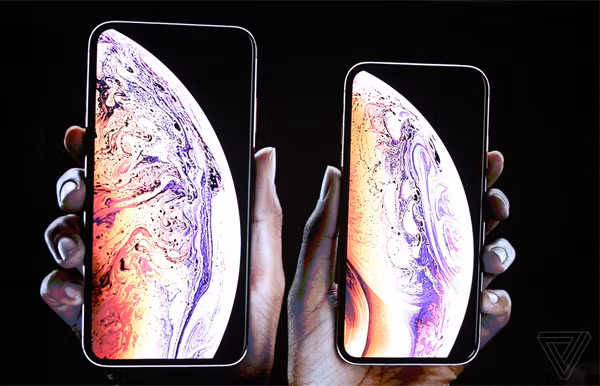iPhone Xs Max (trái) và iPhone Xs. Apple giới thiệu iPhone Xs, Xs Max và Xr giá “rẻ” đều hỗ trợ hai sim