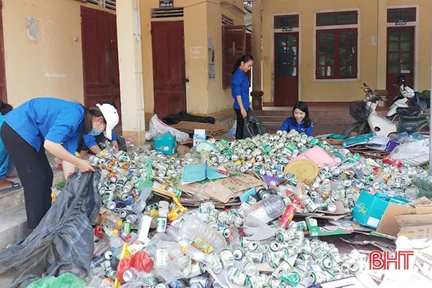 ĐVTN Hà Tĩnh bán ve chai, rửa xe gây quỹ từ thiện