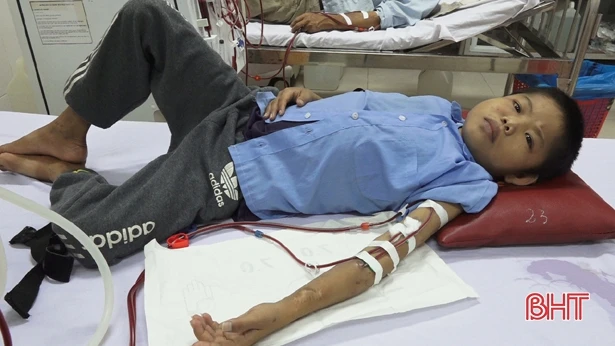 14 năm chạy thận, cậu bé 17 tuổi chỉ nặng hơn 20kg