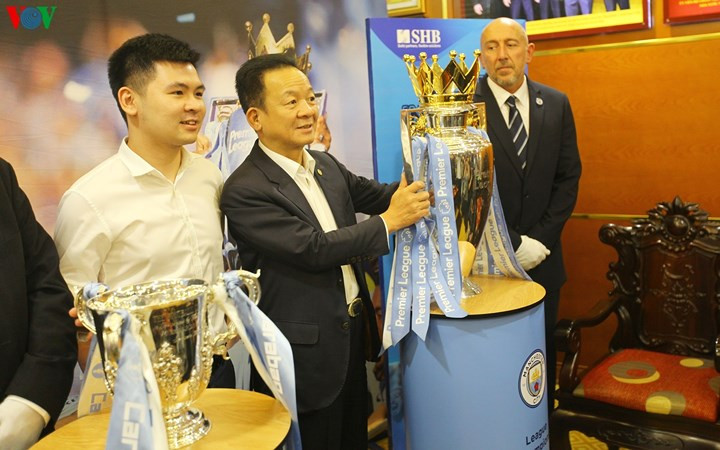 người dân hà nội đổ ra đường chiêm ngưỡng cúp bạc premier league hình 8 Chiêm ngưỡng cúp bạc Premier League tại Hà Nội