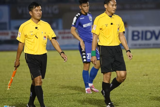 Trọng tài bóng đá Việt Nam - những “ông vua tưởng tượng”