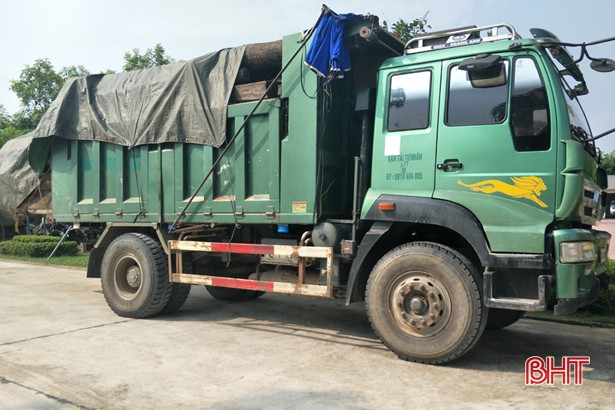 Tạm giữ xe tải chất đầy gỗ không giấy tờ hợp lệ