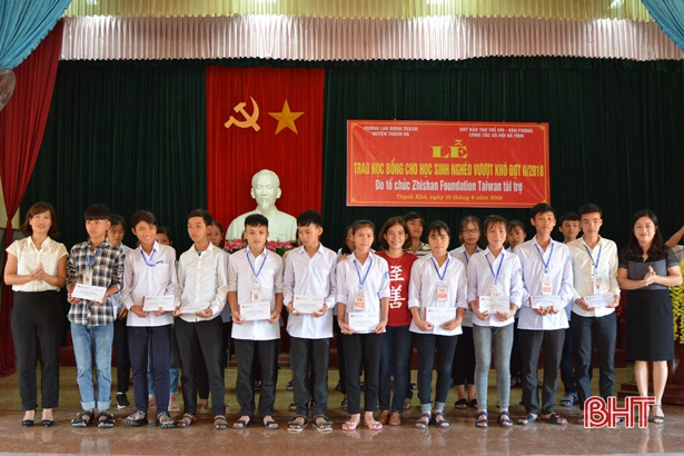 Trao học bổng cho 186 học sinh hoàn cảnh khó khăn