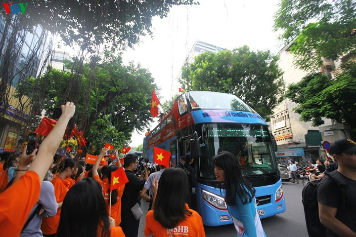 người dân hà nội đổ ra đường chiêm ngưỡng cúp bạc premier league hình 5 Chiêm ngưỡng cúp bạc Premier League tại Hà Nội