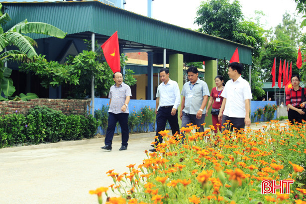 Rực rỡ sắc màu những đường hoa ở xã ven biển Nghi Xuân