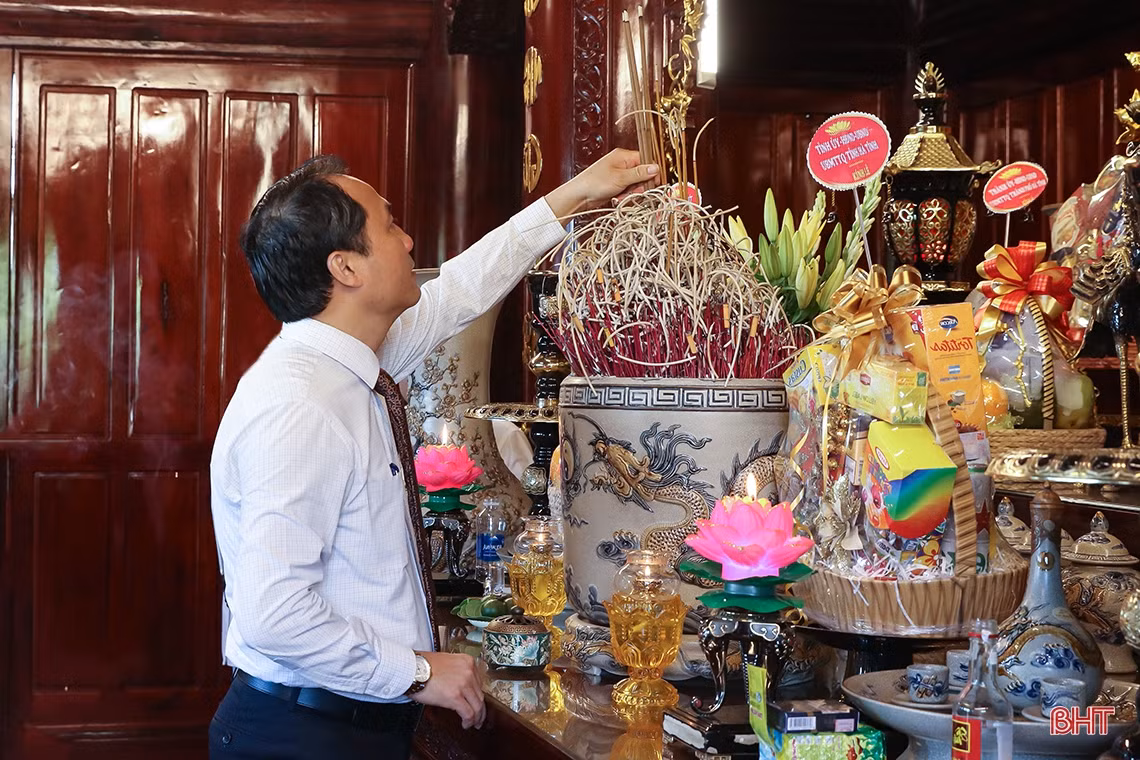 Lãnh đạo tỉnh Hà Tĩnh dâng hương tưởng niệm Chủ tịch Hồ Chí Minh và các anh hùng, liệt sỹ