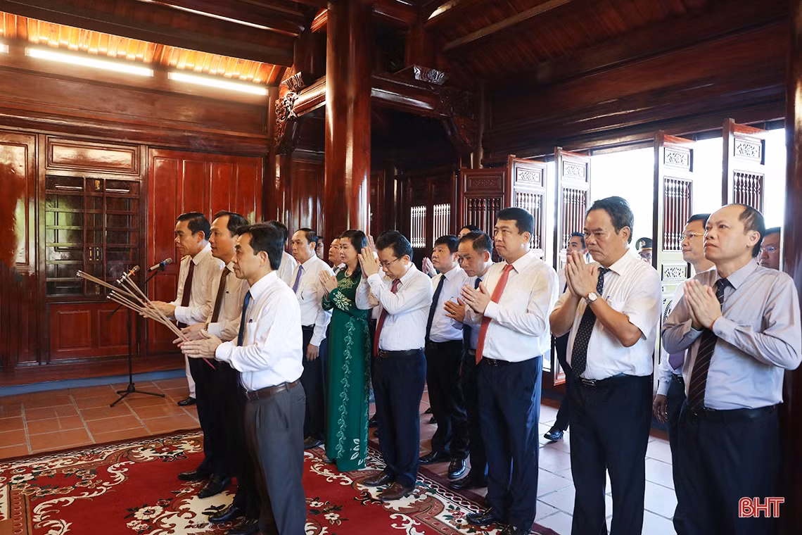 Lãnh đạo tỉnh Hà Tĩnh dâng hương tưởng niệm Chủ tịch Hồ Chí Minh và các anh hùng, liệt sỹ