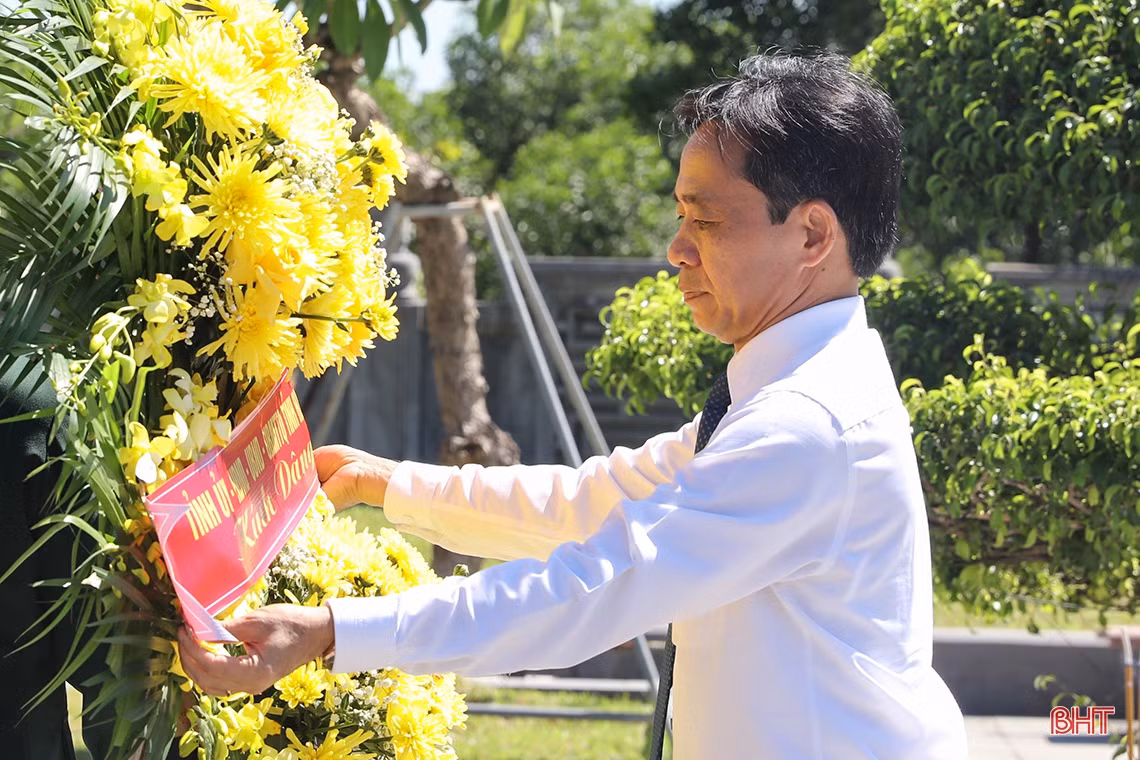 Lãnh đạo tỉnh Hà Tĩnh dâng hương tưởng niệm Chủ tịch Hồ Chí Minh và các anh hùng, liệt sỹ
