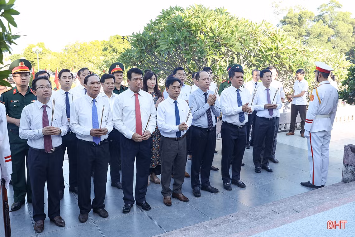 Lãnh đạo tỉnh Hà Tĩnh dâng hương tưởng niệm Chủ tịch Hồ Chí Minh và các anh hùng, liệt sỹ