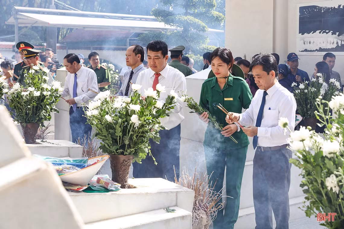 Lãnh đạo tỉnh Hà Tĩnh dâng hương tưởng niệm Chủ tịch Hồ Chí Minh và các anh hùng, liệt sỹ