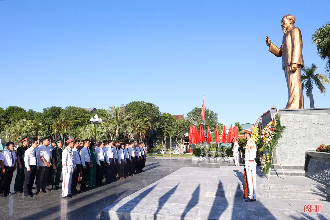 Lãnh đạo tỉnh Hà Tĩnh dâng hương tưởng niệm Chủ tịch Hồ Chí Minh và các anh hùng, liệt sỹ