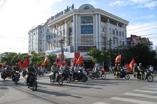 500 cán bộ, đoàn viên thanh niên thuộc 16 xã phường và lực lượng công an thành phố tham gia diễu hành trên các đường phố chính