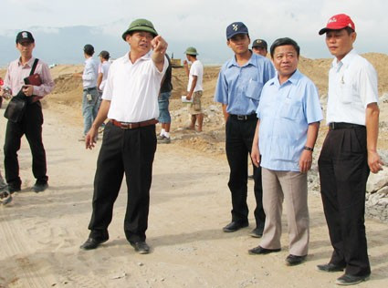 Kiểm tra tiến độ san lấp mặt bằng dự án cảng Sơn Dương