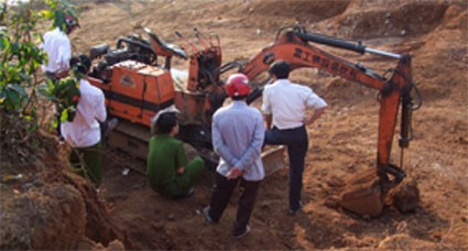 Công an Lộc Hà thu giữ máy xúc mà quặng tặc sử dụng để khai thác mangan tại vùng đât cấp cho dự án của HTX Thành Lợi mây tre đan xuất khẩu