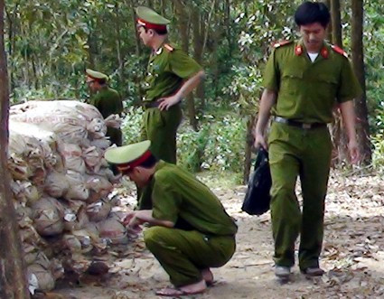 bắt giữ 30 tấn quặng man gan