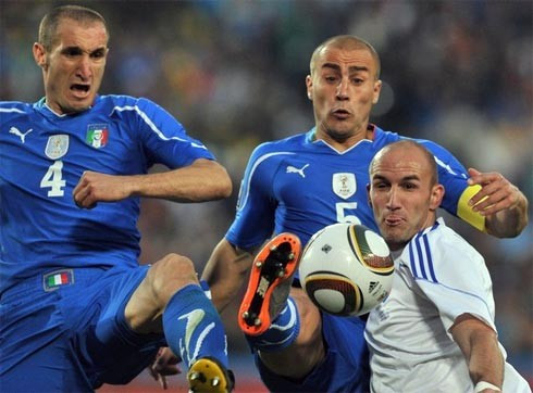 Cặp trung vệ Cannavaro - Chiellini tiếp tục là tử huyệt của Italy và bị Slovakia khai thác triệt để. Ảnh: AFP.